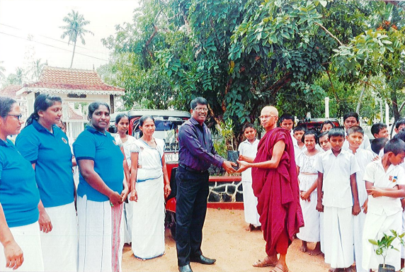 මූණමල්දෙණිය ශ්‍රී පුෂ්පාරාම විහාරස්ථානයට පලතුරු පැල පරිත්‍යාග කිරිමේ අවස්ථාව