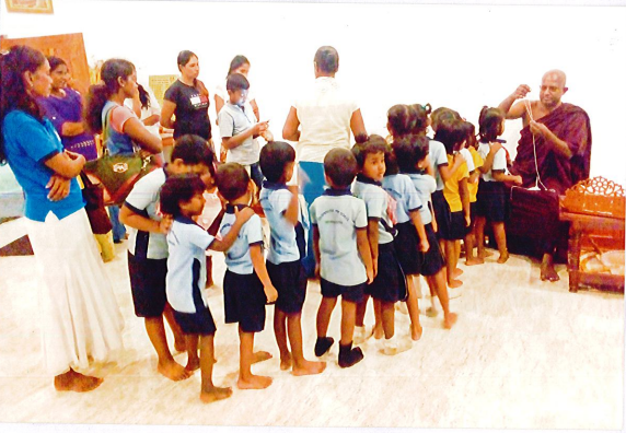 සී/ස අකරවත්ත ජනෝදාන සංවර්ධන සමූපකාර සමිතිය හා සමූපකාර පූර්ව ළමා සංවර්ධන මධ්‍යස්ථනයේ දරුවන් සහ සිඟිති පවුලේ දරුවන්ගේ සහභාගීත්වයෙන් ගල්කන්ද ළමා නිවාසයේ දරුවන්ට දානය ලබා දීම වෙනුවෙන් ස්වාමීන්වහන්සේ විසින් ආශිර්වාද කල අයුරු