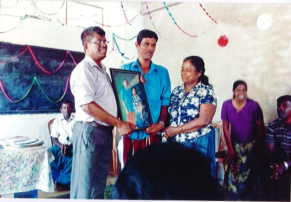 තිස්වන විවාහ සංවත්සරය සැමරන ලද සාමාජිකයන් සඳහා ත්‍යාග ලෙස ඡායාරූපයක් ලබා දුන්අවස්ථාව