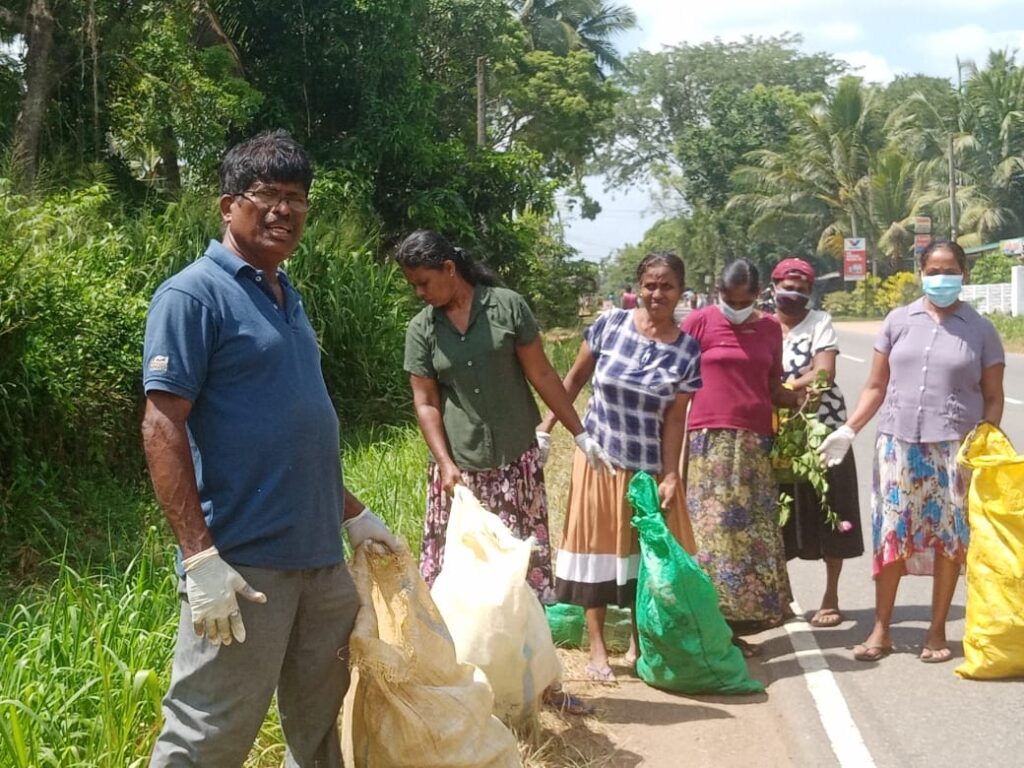 ඩෙංගු මර්ධන වැඩ සටහනක් ලෙස බල ප්‍රදේශයේ ප්ලාස්ටික් පොලිතින් ,බෝතල් රැස් කිරීමේ ශ්‍රමදාන පැවැත්වූ ආකාරය