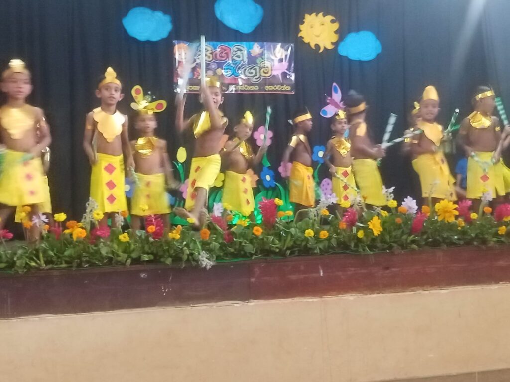 දහනැක්ගෙදර මහා විද්‍යාලයේ ශ්‍රවණාගාරයේදී පැවති සමිතියේ පූර්ව ළමා සංවර්ධන මධ්‍යස්ථානයේ වාර්ෂික විවිධ ප්‍රසංගයේ විවිධ අවස්ථා