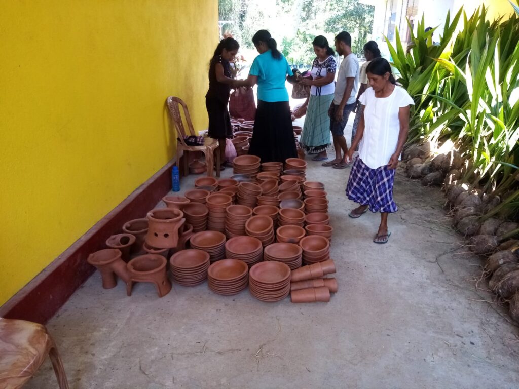 මැටි වලන් භාවිතා කිරීමේ වැදගත්කම පිළිබඳව දැනුවත් කර මැටි වලන් මිළදී ගැනීමට අවස්ථාව සැළසීම