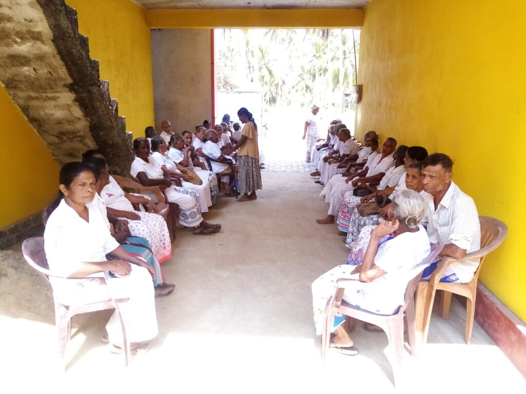 වැඩිහිටියන් 85 දෙනෙක් සදහා වැඩිහිටි දානය පිරිනමන අවස්ථාවනි