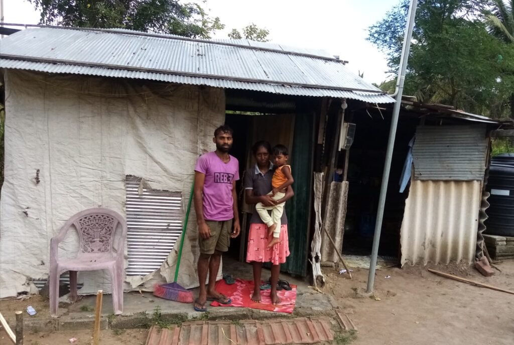 තාවකාලික නිවසක් හිම් සාමාජිකයෙක් සදහා නිවසක් ඉදිකිරීමට සූදානම්ව