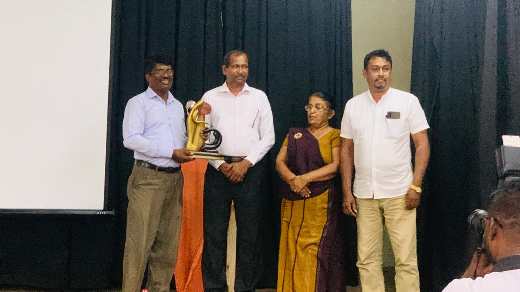 දහනැක්ගෙදර මහා විද්‍යාලයේ ආදි ශිෂ්‍යයින්ගේ උපහාර ලබමින්